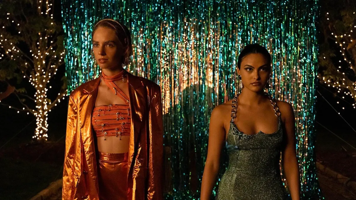 Maya Hawke Und Camila Mendes Tun Sich Im Netflix Trailer Zu Do Revenge