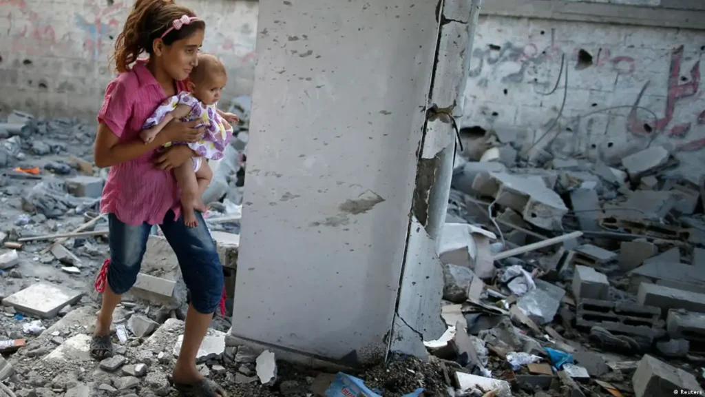 Ein palästinensisches Mädchen kümmert sich um ihren Bruder nach dem Tod der Eltern bei einem israelischen Angriff auf ihr Haus