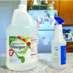 Wenn dein Spülbecken nicht abläuft, verwende eine Mischung aus Natron und Essig, um es zu reinigen, oder tauche es ein.