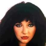 Kate Bush wird Berichten zufolge 1 Million Pfund einsparen, nachdem sie 1985 mit der Besteigung dieses Hügels an die Spitze der Charts gestürmt ist! (2)