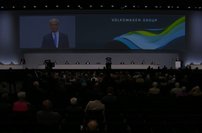 Proteste und kritische Fragen bei Volkswagen-Hauptversammlung in Berlin