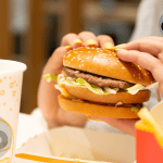 s verleiht den Burger-Klassikern mit Big Mac und Cheeseburger