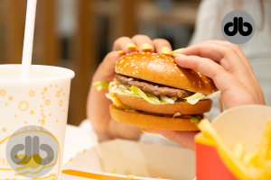 s verleiht den Burger-Klassikern mit Big Mac und Cheeseburger