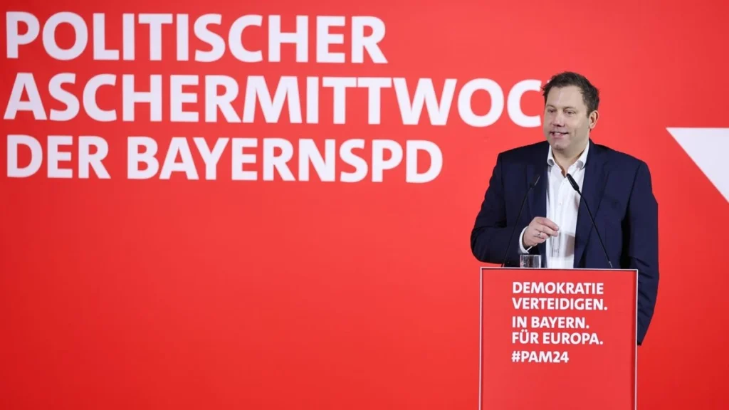 SPD-Chef Lars Klingbeil beim Politischen Aschermittwoch der SPD: „Es darf in der Politik nicht um die Frage gehen, ob jemand Auto fährt, oder ob jemand einmal im Jahr nach Mallorca fliegt oder ob jemand eine Bratwurst isst oder ob jemand gendert.“ 
