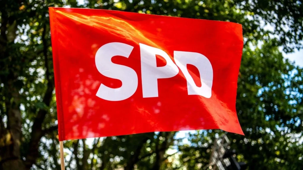 Eine Flagge mit dem Logo der SPD weht im Wind.
