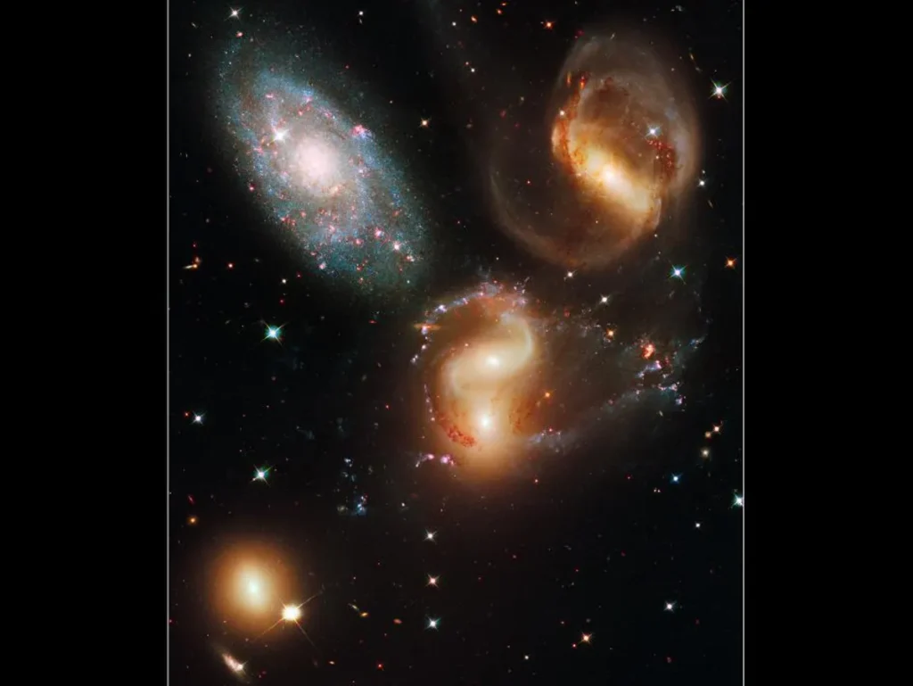 Dieses Quintett von Galaxien besteht aus vier Galaxien, die sich tatsächlich nahe beieinander befinden, und einer fünften, die zwar nahe zu sein scheint, sich aber in Wirklichkeit im Vordergrund und viel näher an der Erde befindet.
NASA, ESA, und das Hubble SM4 ERO Team