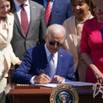 Biden Unterzeichnet Gesetz zur Förderung der US-Halbleiterindustrie