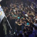 Cruise wurde sofort nach seiner Landung von Sportlern umring