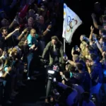 Cruise wurde sofort nach seiner Landung von Sportlern umringt