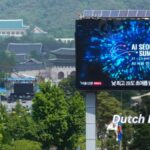 Ein-Bildschirm-zeigt-eine-Ankuendigung-des-KI-Gipfels-von-Seoul-in-Seoul-Suedkorea-am-Dienstag-21.-Mai-2024.-Es-wird-erwartet-dass-die-Staats-und-Regierungschefs-der-Welt-ein-neues-Abkommen-ueber-kuenstliche-Intelligenz-vera