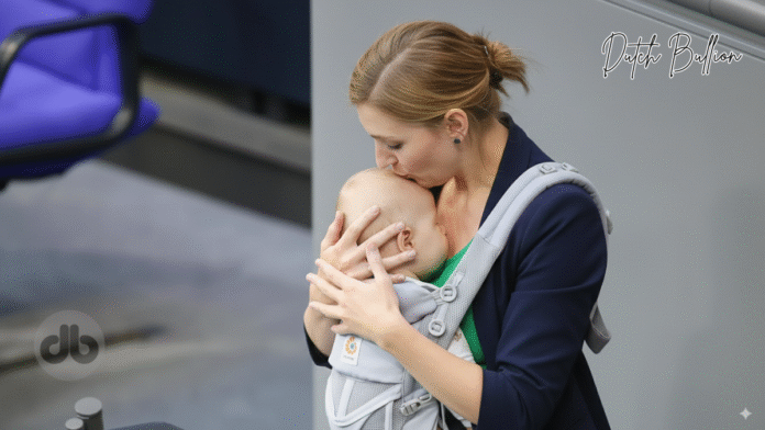 Hanna Steinmüller Abgeordnete mit Baby hält erste Bundestagsrede am Rednerpult