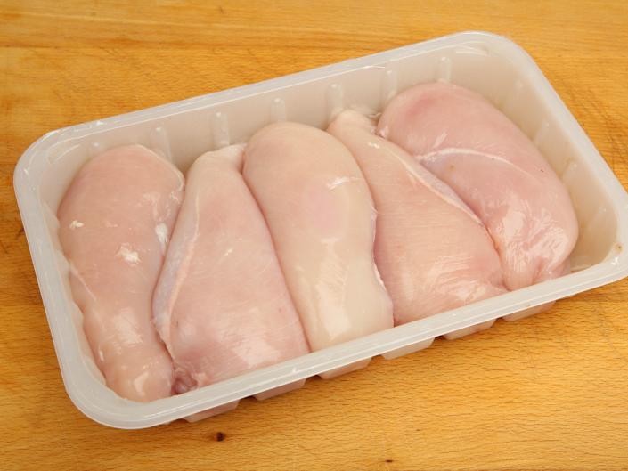 6 Profi-Tipps für das perfekte Grillhähnchen 1 Hochwertiges Hähnchen aus vertrauenswürdiger Quelle kaufen