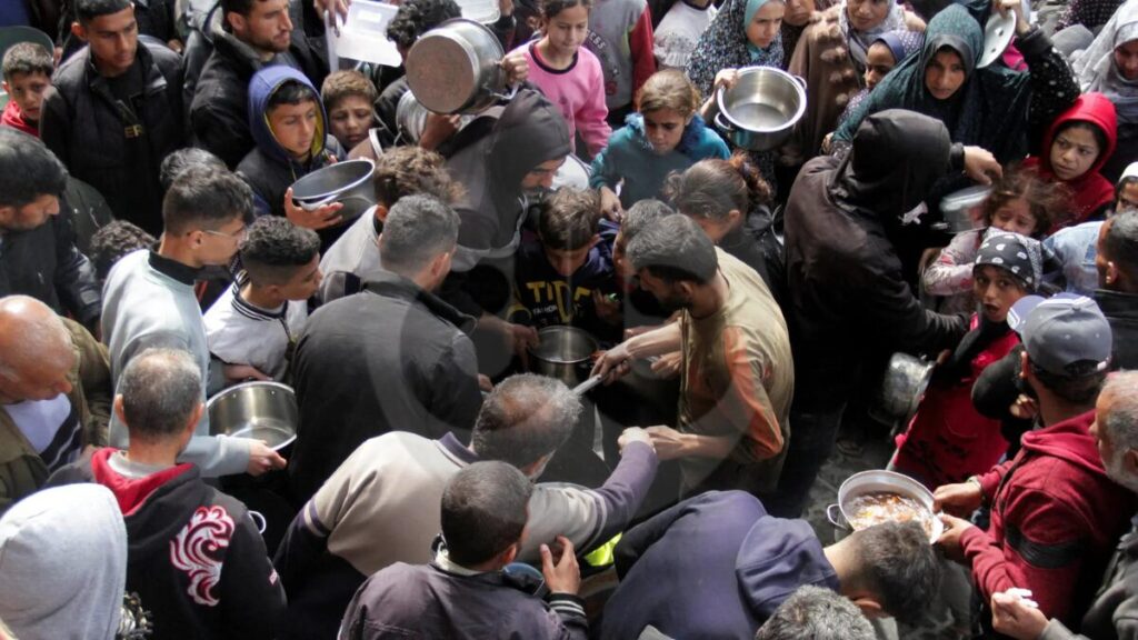 Palästinenser, die Töpfe tragen, drängen sich letzte Woche in einer Lebensmittelverteilungsstelle in Jabaliya im nördlichen Gazastreifen.