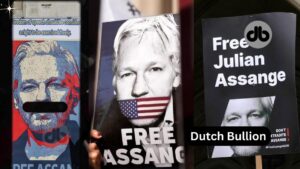 Menschen, die für Julian Assange protestieren