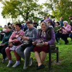 Moldawier hören einer Wahlkampfrede in einem Park in Moldawiens Hauptstadt Chisinau zu