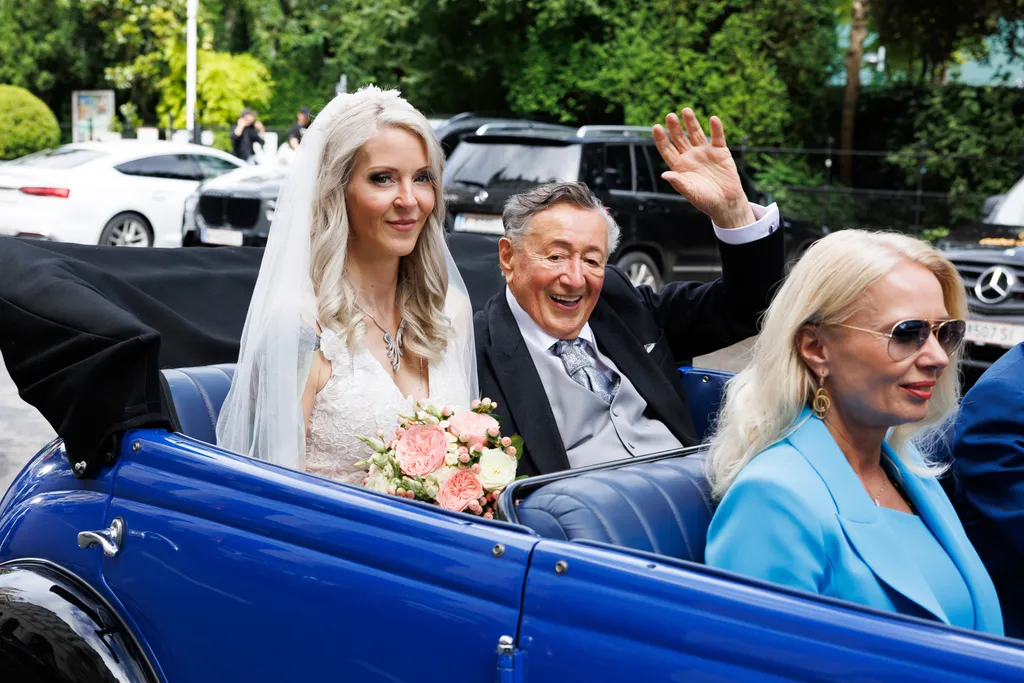 Richard Lugner feierte seine sechste Hochzeit. Er heiratete die rund 50 Jahre jüngere Simone Reiländer im Wiener Rathaus.