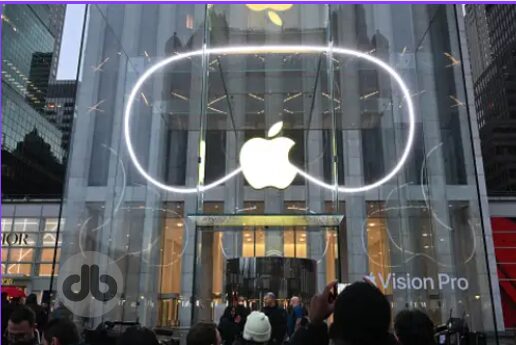 Menschen stehen am 2. Februar 2024 vor dem New Yorker Apple Store Schlange, als das Vision Pro Headset in den US Apple Stores veröffentlicht wird. Das Vision Pro, das 3.499 Dollar teure Headset des Tech-Giganten, ist die erste große Veröffentlichung seit der Apple Watch vor neun Jahren.