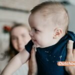 Wie man den Unterschied zwischen Babyspucke und Erbrochenem erkennt