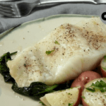 Wie man gebackenen Wolfsbarsch mit Spinat macht