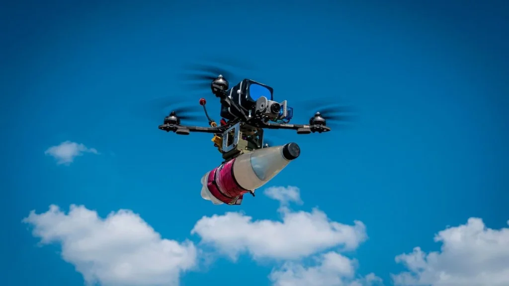 Diese Drohne kann einen 1,5 Kilogramm schweren Sprengkörper tragen. Geübt wird mit Wasserflaschen
