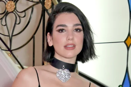 Dua Lipa Vorher Nachher – Was hat Dua Lipa über plastische Chirurgie zu sagen?