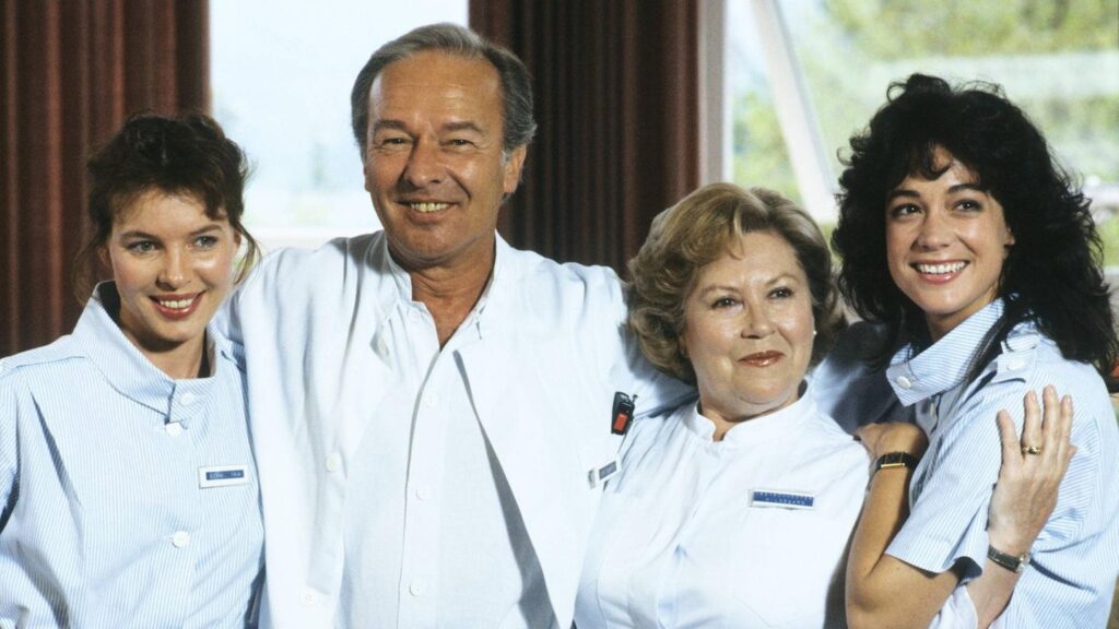 Horst Naumann (zweiter von links) 1987 in der "Schwarzwaldklinik". Mit im Bild sind Angelika Reißner (l.) Eva-Maria Bauer und Barbara Wussow (r.)