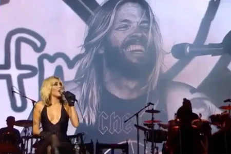 Miley Cyrus weint zu Ehren von Taylor Hawkins in Brasilien