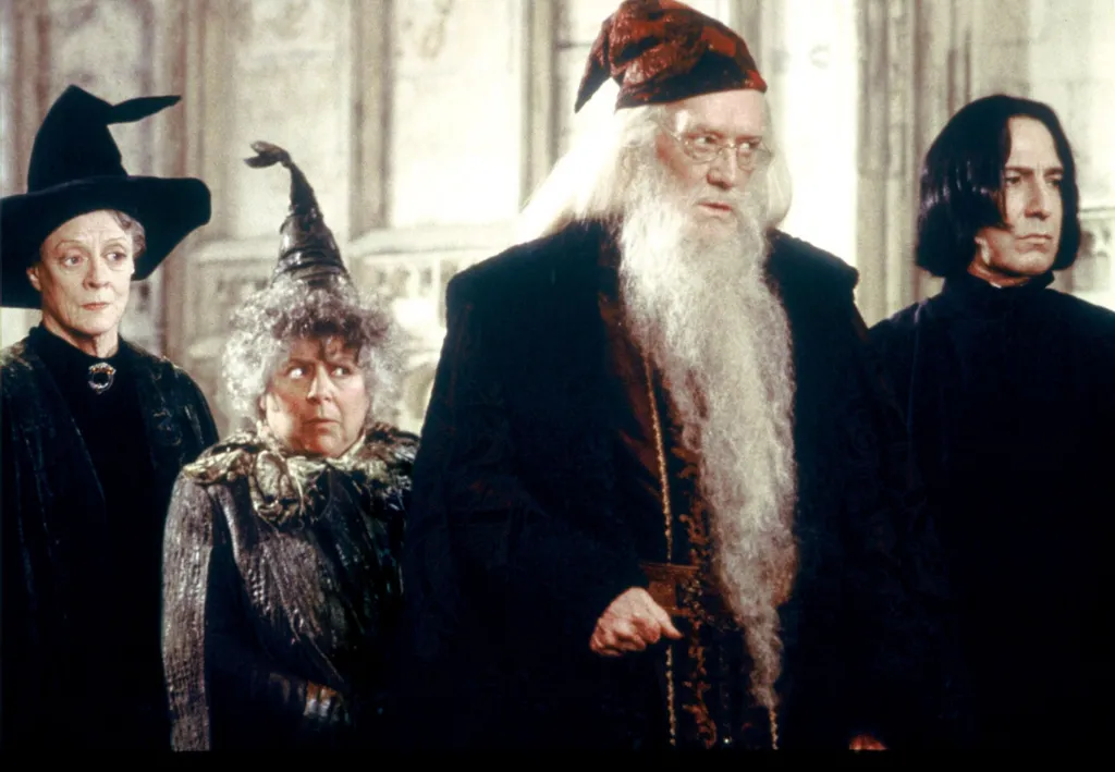 PA Media Dame Maggie Smith, Miriam Margolyes, Richard Harris und Alan Rickman spielten 2002 in Harry Potter und die Kammer des Schreckens 