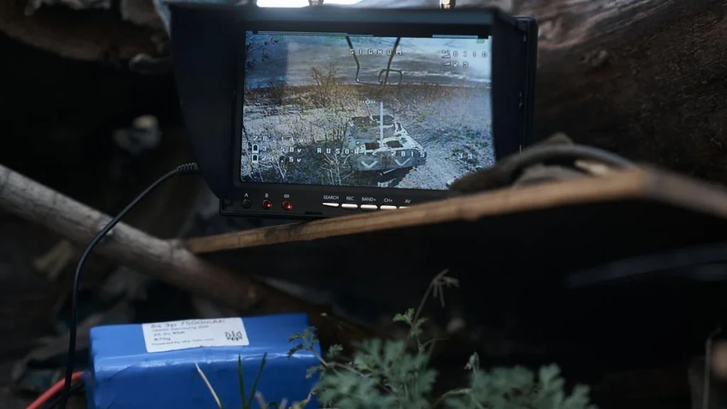 Eine Videoaufnahme – aufgenommen von einer FPV-Drohne – zeigt einen russischen Schützenpanzer nahe Bachmut und liefert wichtige Informationen.