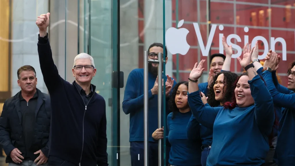 Apple-CEO Tim Cook und Apple-Mitarbeiter begrüßen Kunden, die das Apple Vision Pro-Headset im Apple Fifth Avenue Store in Manhattan in New York City, USA, kaufen möchten, 2. Februar 2024. Brendan McDermid/Reuters